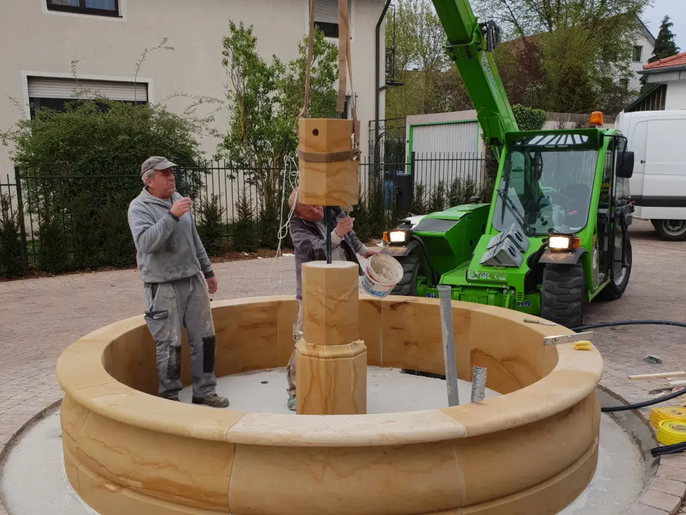 Sandsteinbrunnen während der Installation